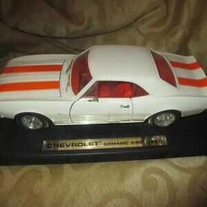 Diecast Chevrolet 1967 Camaro Z-28 Road Legends 1:18 Scale White- Hard Top